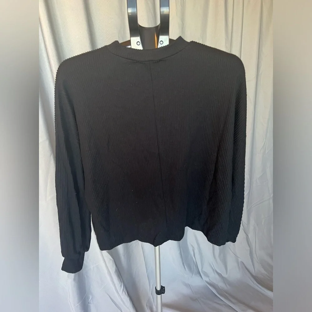 NEVER WORN Black Top light weight soft chenille feel